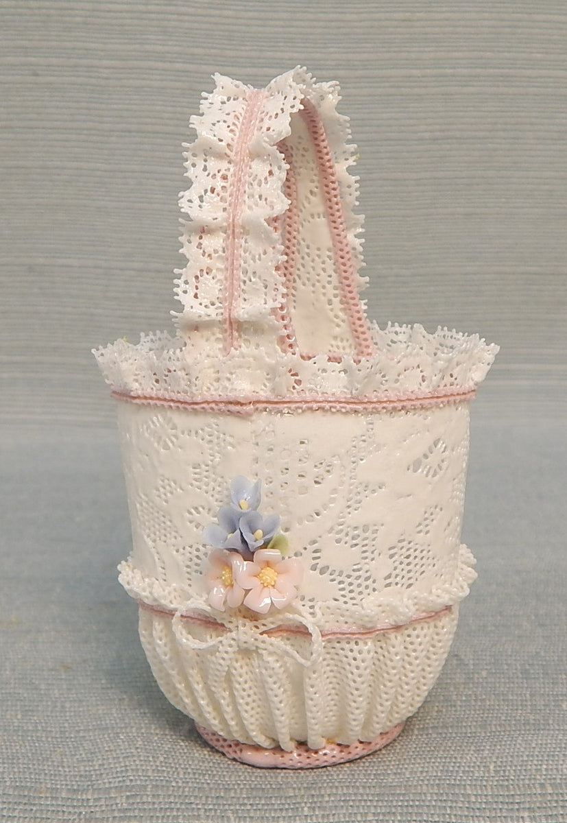 あたまになります。 アンティークキルト＆かご・お花3束セット·͜· ♡ Lladró Caprichos White with Pink Lace Basket #1557 – Second Life