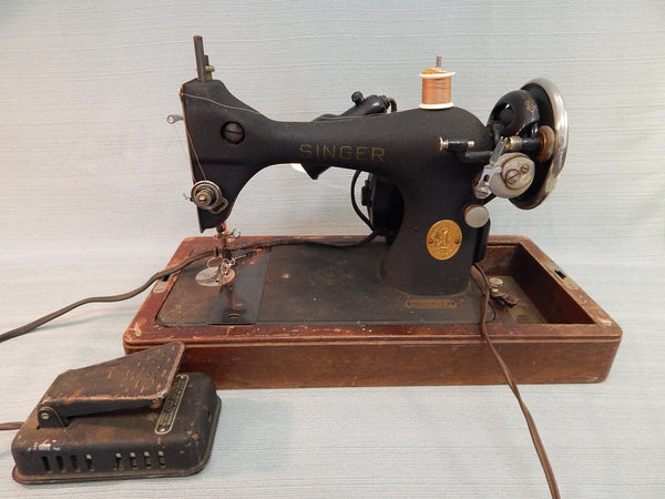 Vintage Singer 128 Sewing Machine - Works!