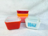 Set of Five Pyrex 501 Refrigerator Dishes with 2 Lids