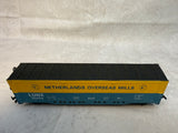 Vintage HO Scale Chessie System Engine and Model Train Box Cars