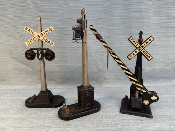 Lionel Model Railroad Crossing Signals O Gauge - Lot of 3
